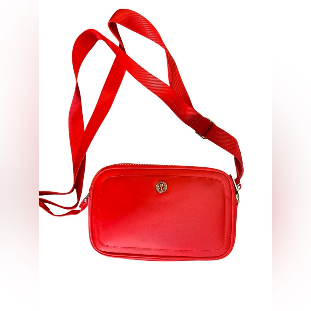 NWT Lululemon crossbody camera bad TRUE RED - Picture 2 of 5